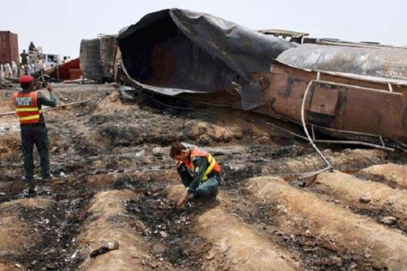 Pakistan’da yolcu otobüsü ve petrol tankeri çarpıştı: 26 ölü